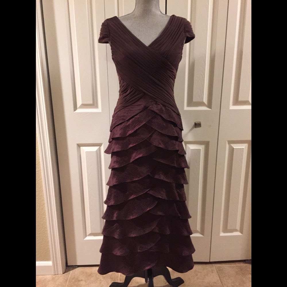 Gorgeous ADRIANNA PAPELL gown, size 4